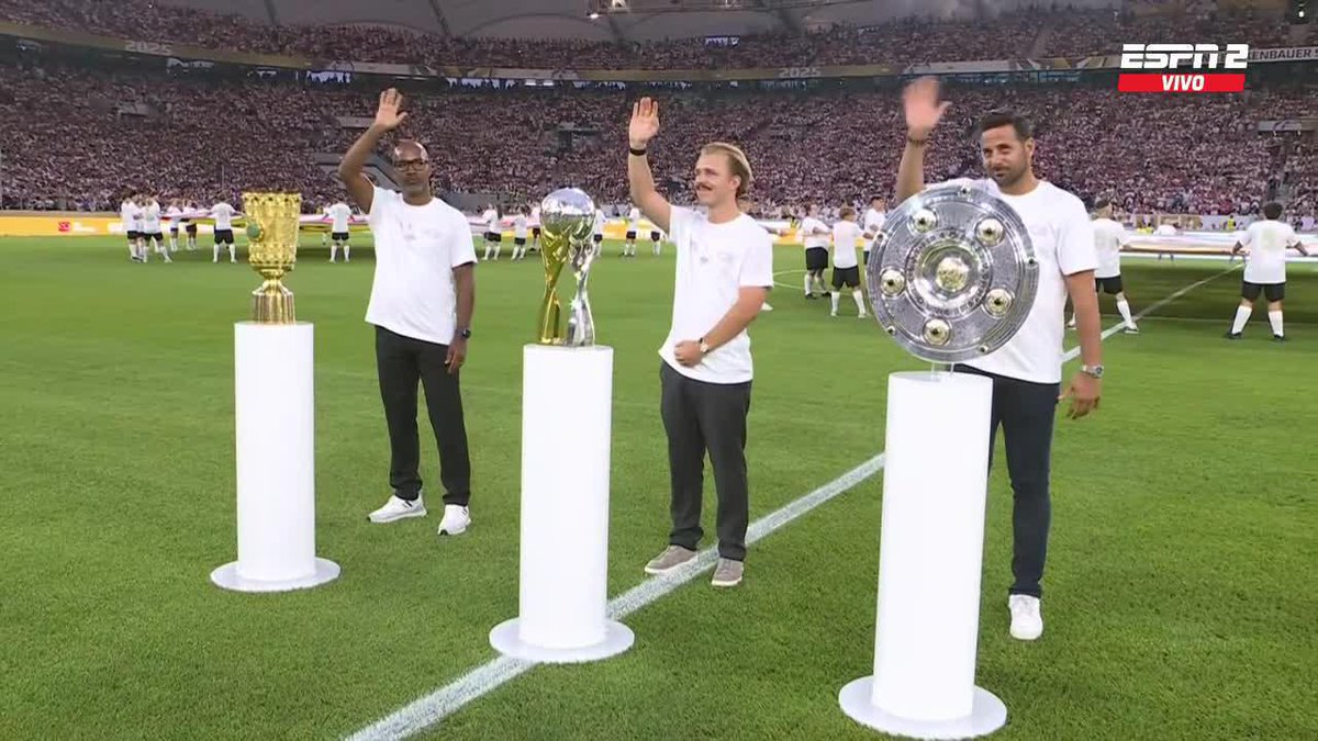 El peruano Claudio Pizarro 🇵🇪, presente en la Supercopa de Alemania entre Stuttgart y Bayern Múnich. Campeón de todo con el club bávaro. Ganador de dos títulos con Werder Bremen. Sudamericano (y no europeo) con más goles de la historia de la Bundesliga.