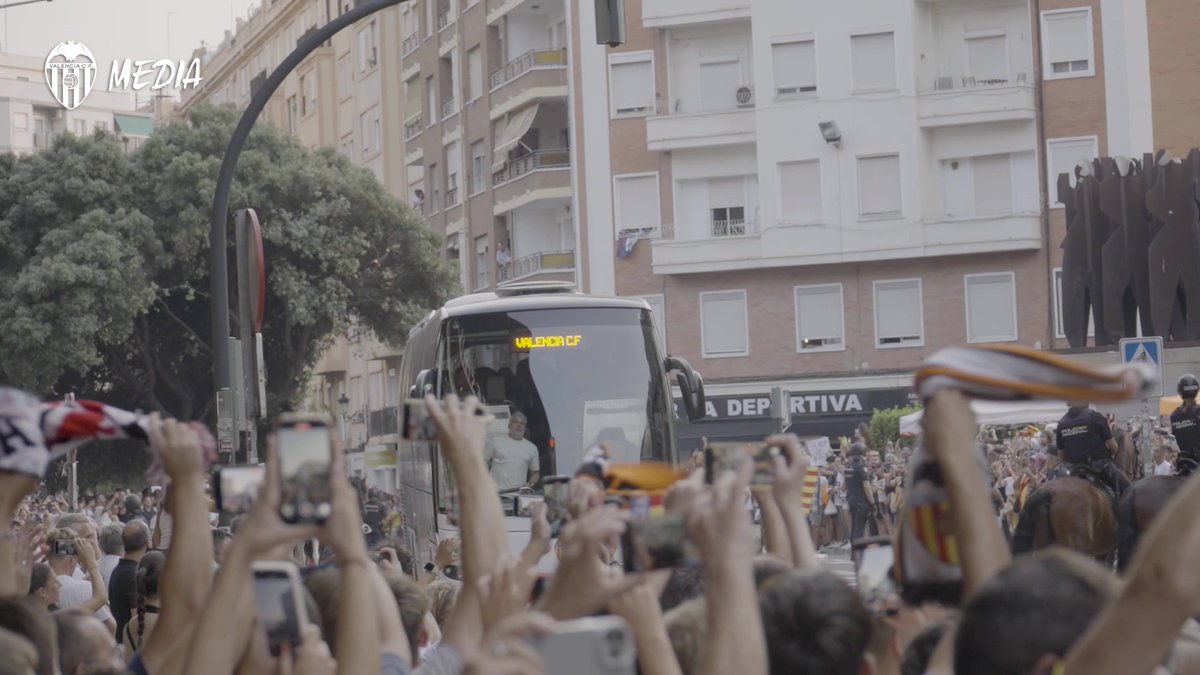 🎥 Así han llegado nuestros jugadores al Camp de #Mestalla 🏟️🙌 #ValenciaRealSociedad #ADNVCF
