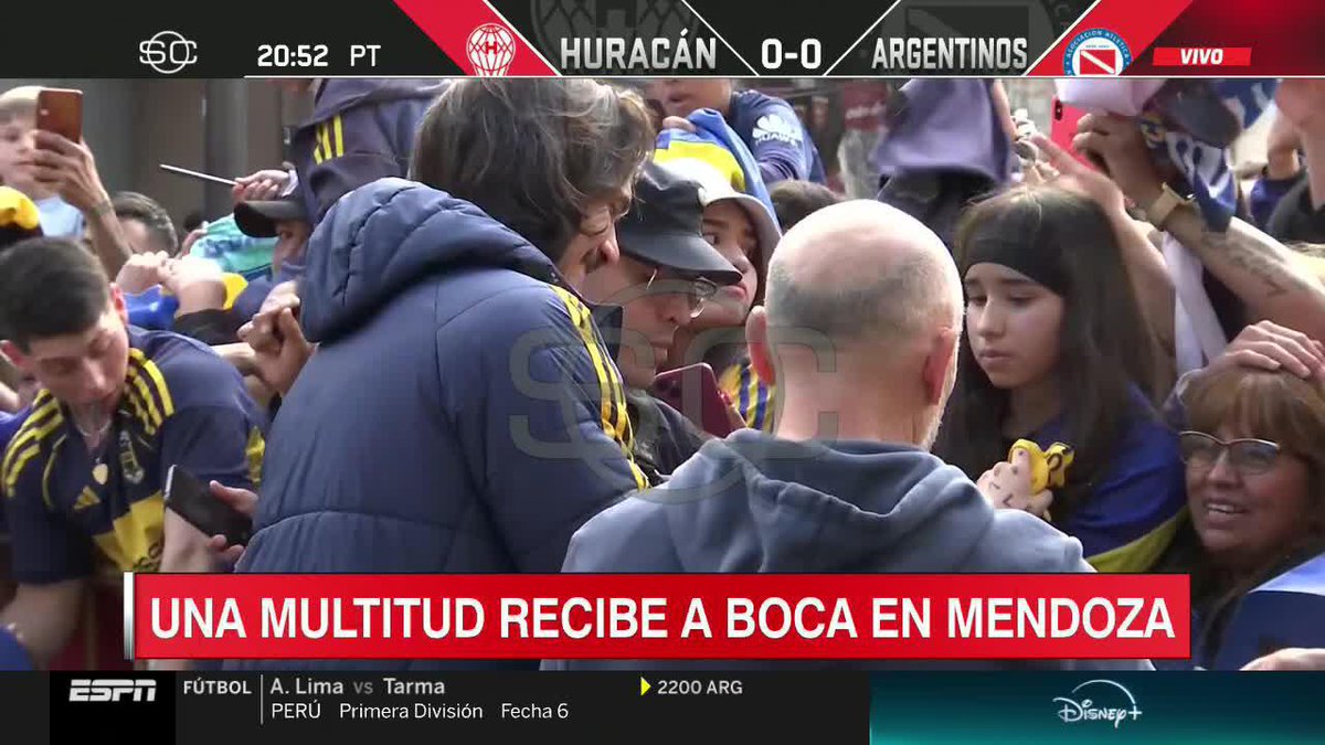 📹Todos los hinchas de #Boca en MENDOZA querían la FIRMA y la FOTO con EDINSON CAVANI.
