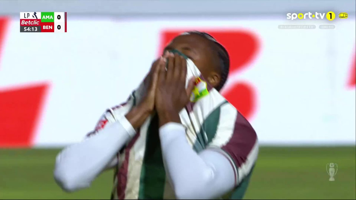 Godoy teve tudo para inaugurar o marcador para o Estrela da Amadora 😱 #sporttvportugal #LIGAnaSPORTTV #LigaPortugalBetclic #EstrelaAmadora #SLBenfica