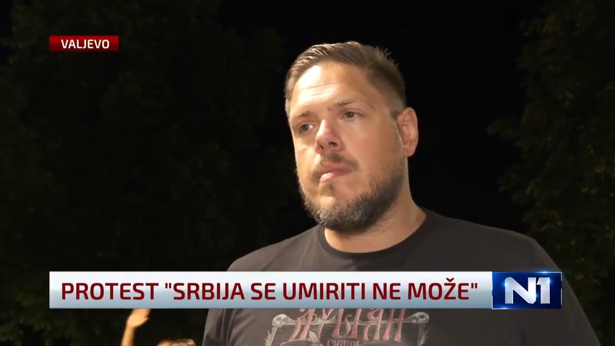 Bivši košarkaš Vladimir Štimac, koji je na protestu u Valjevu, rekao je da će podneti tužbe zbog navoda na Informeru da je inicirao napad na prostorije SNS. “Gebelsovska propaganda, mi svi već to znamo, ali šta da se radi, oni žive na podelama. Jednostavno, 95 odsto naroda je revoltirano zbog svega što se dešava danas, i zbog pretučenih mladih ljudi i zbog ovakve represije”, rekao je on. Sve o velikim protestima u Valjevu, Kniću, ali i širom Srbije čitajte u našem blogu 👉