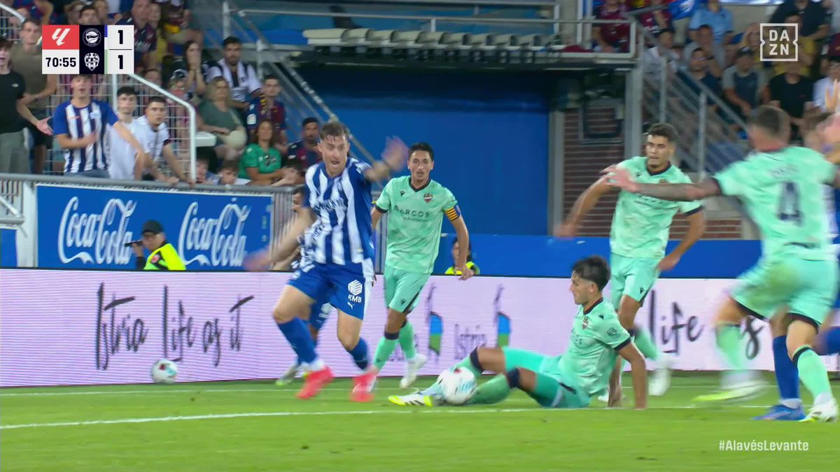 La acción en la que el @alaves pidió penalti Disfruta del Plan Fútbol con más partidos de LALIGA EA SPORTS, toda LALIGA HYPERMOTION y las ligas europeas | 14,99€/mes | 🔗 #LALIGAenDAZN ⚽️