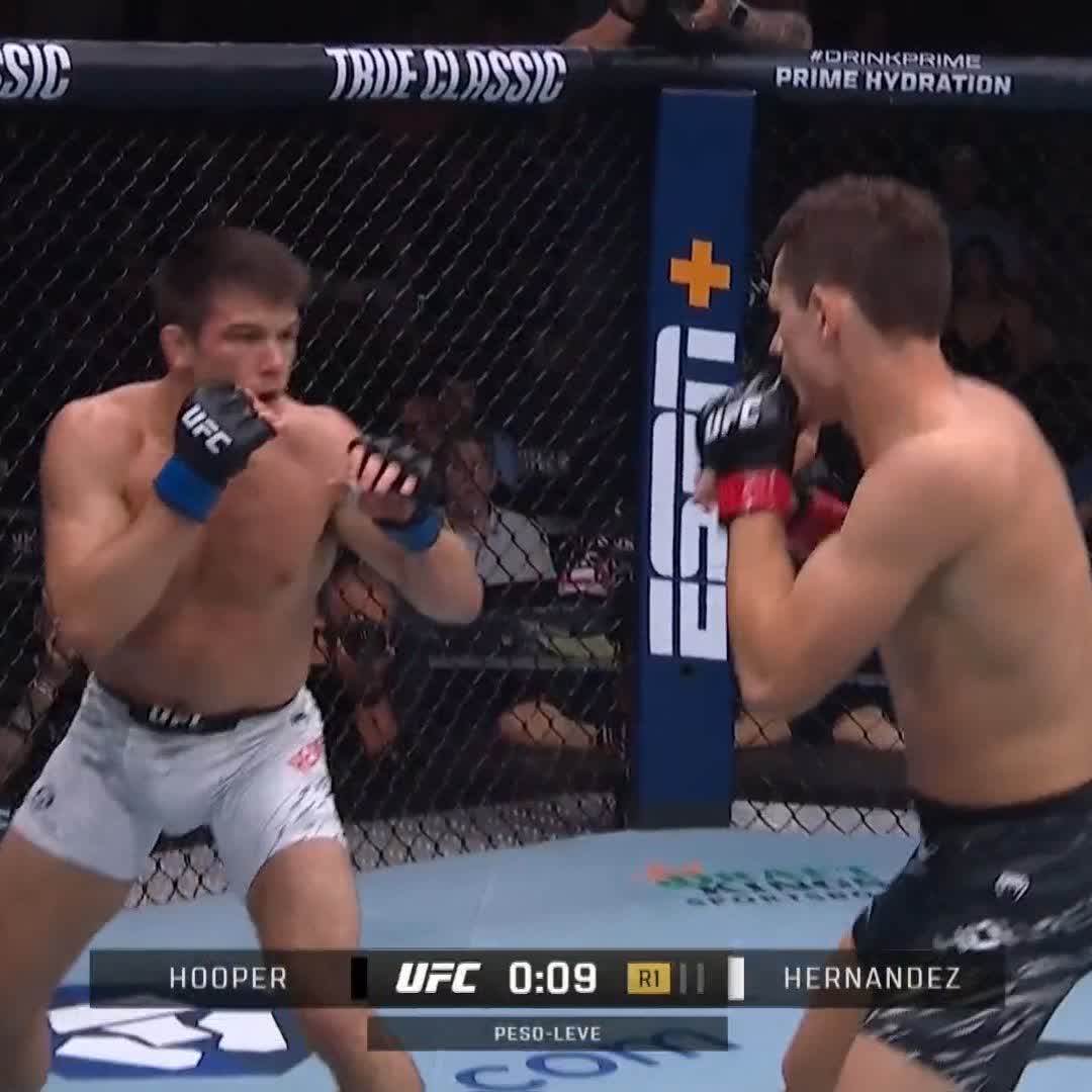 🇺🇸 Alexander Hernandez derrotou 🇺🇸 Chase Hooper via TKO (nocaute técnico) no 1° round pelo UFC 319, agora há pouco, em Chicago. #UFCBR