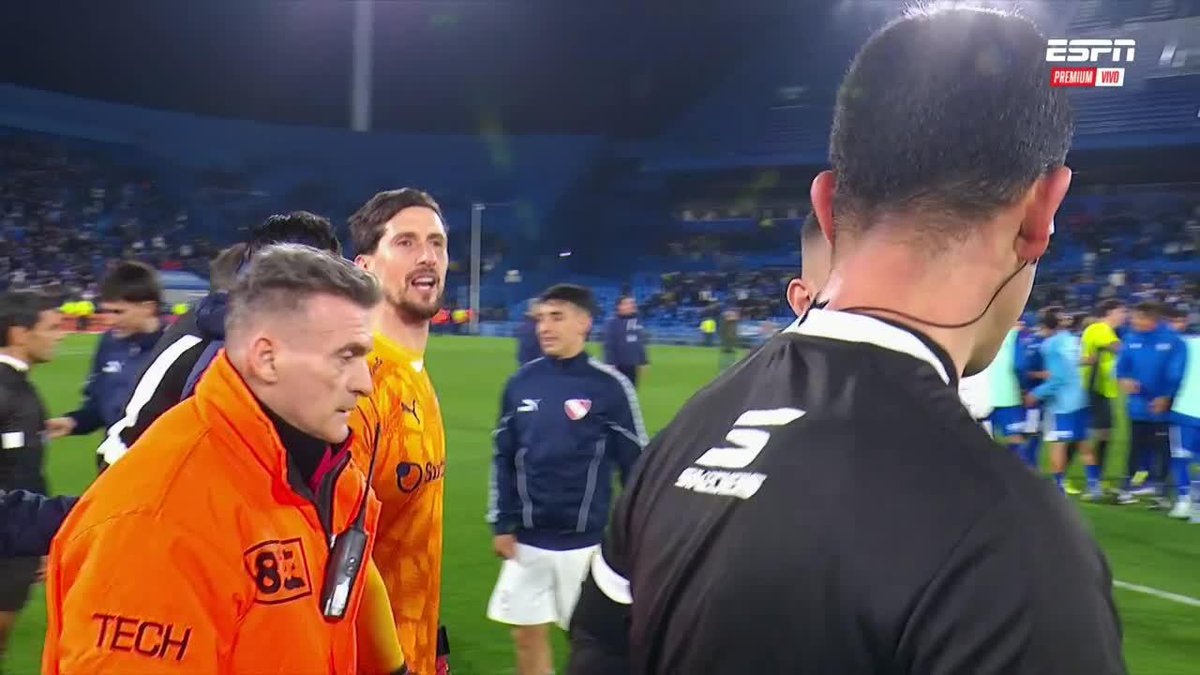 "SIEMPRE IGUAL, SIEMPRE LO MISMO" - "COMO VAS A COBRAR ESE PENAL HERMANO". Las quejas de Rey y Lomónaco con Rey Hilfer, luego de la derrota 2-1 del Rojo ante Vélez. 📺 #SportsCenter | #DisneyPlus Plan Premium