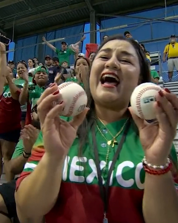 Mamá se quedó con las ⚾ de los dos cuadrangulares de su hijo, Gregorio. 🥹❤️ #LLWS