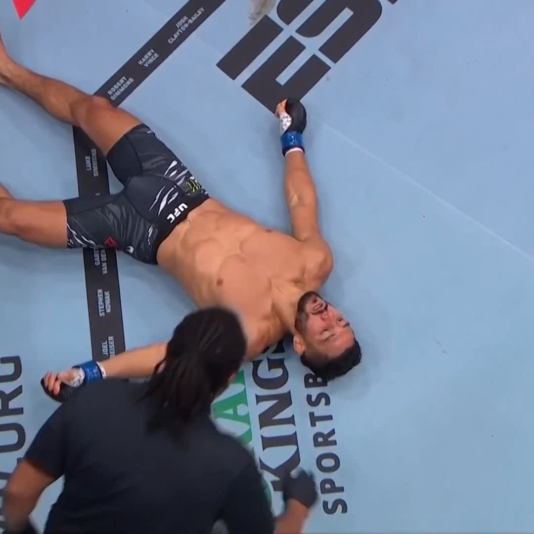 Le borraron las ideas 😨🥵 #UFC319