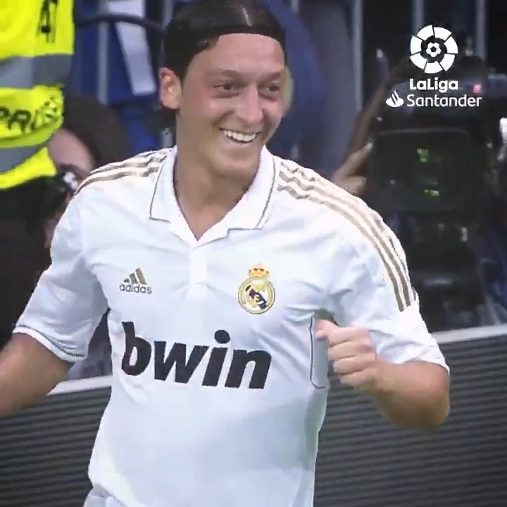 Hoy hace 15 años, el Real Madrid anunció el fichaje de MESUT ÖZIL. Que afortunados los que lo pudimos ver. Genio. MAGO. Mesut Özil