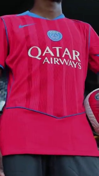 🆕🛑 Le Paris Saint-Germain et Nike dévoilent leur nouveau maillot Third 2025-2026. Inspiré de l’univers graphique Total 90, qui a marqué le début des années 2000, ce nouveau maillot en propose une réinterprétation contemporaine. ✨ #𝐼𝐶𝐼𝐶𝐸𝑆𝑇𝑃𝐴𝑅𝐼𝑆