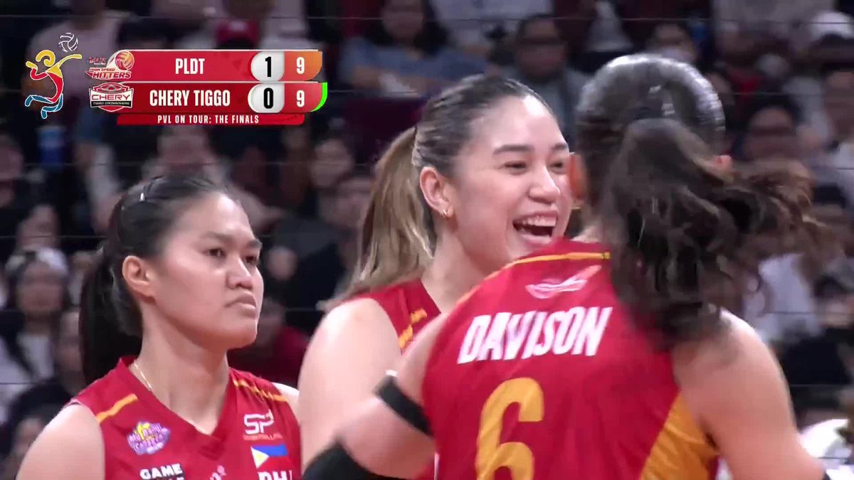 GINAGALINGAN MASYADO NI YEYE 💪 Mika Reyes is feasting at the net as she fires continuous points for the PLDT High Speed Hitters against the Chery Tiggo Crossovers in the second set of the 2025 PVL on Tour championship game! #PVL2025 #PVLonTour #TheHeartofVolleyball
