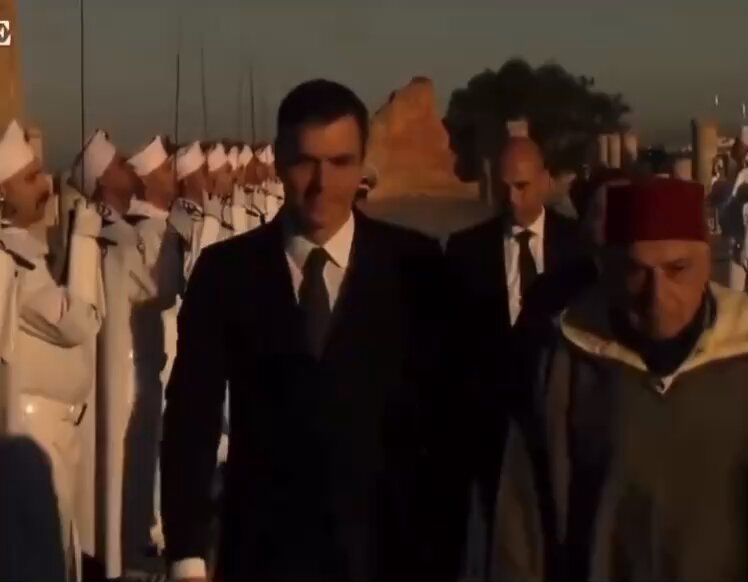 I un altre any sense, ni una sola paraula, ni un sol gest, ni un sol tuit en l’aniversari dels atemptats del 17A a BCN/Cambrils Però per desplaçar-se al Marroc, a fer ofrenes a la tomba de Hassan II, dictador que va matar, torturar i executar saharauis, Sánchez el “progressista” no hi te problema I en mans d’ aquesta gentola, han deixat alguns el país Imagina’t la magnitud d’informació guardada que deuen tenir del PSOE amb Pegasus. Anem entenent la falta de coherència i el ridícul constant, que poden arribar a fer aquesta gent, per tal de salvaguardar un enorme escàndol? O cal un croquis?