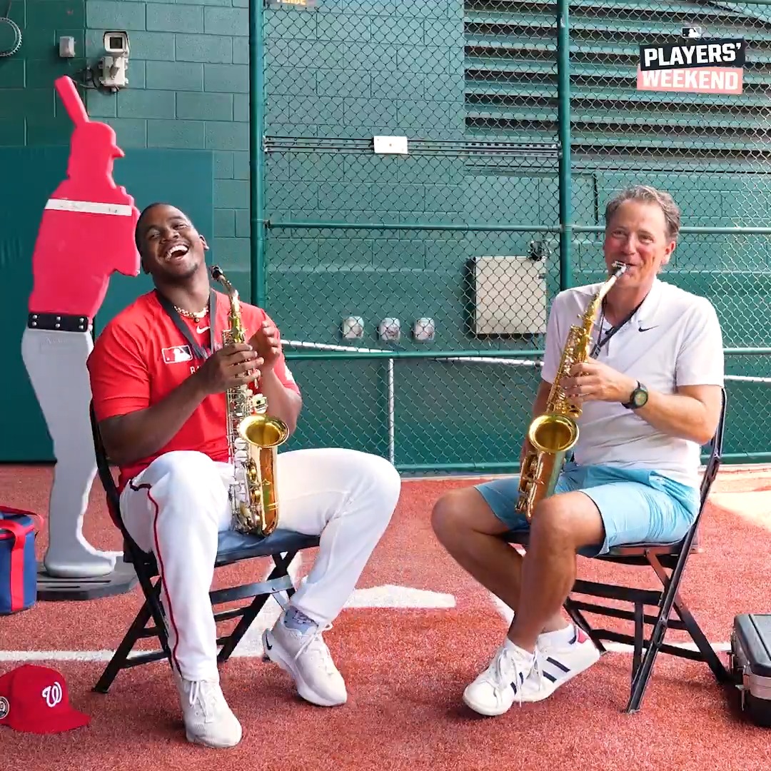 he calls himself El Saxophone de Béisbol btw