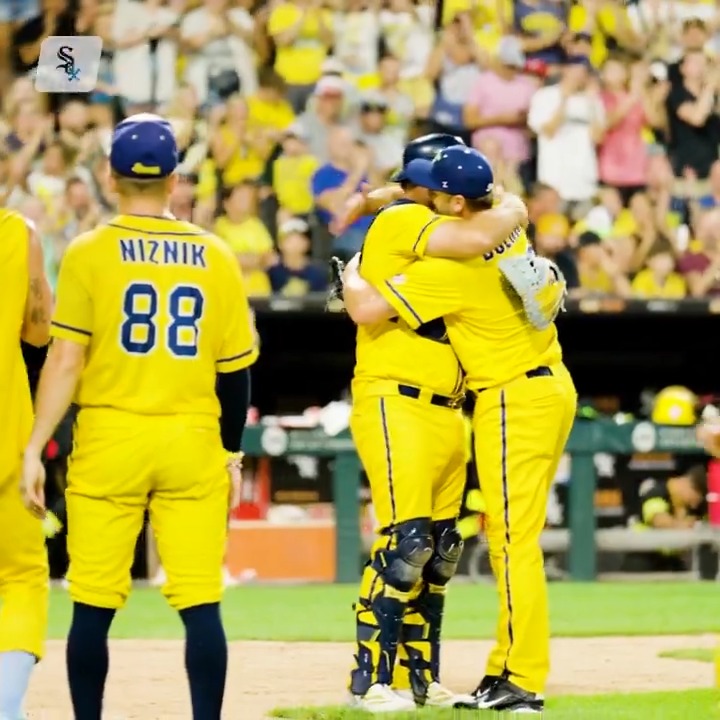 Mark Buehrle to A.J. Pierzynski... just bananas! 🍌