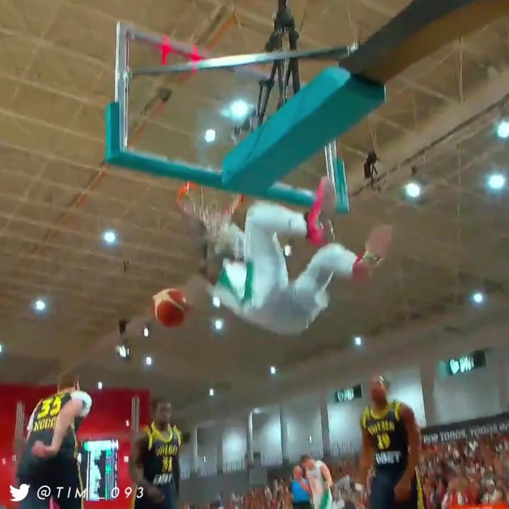 Neemias Queta in exhibition against Sweden last night: 12 PTS (5-7 FG), 7 REB, 1 BLK and +18 in 15:31 minutes He's almost jumping out of the screen on some of this plays 😤