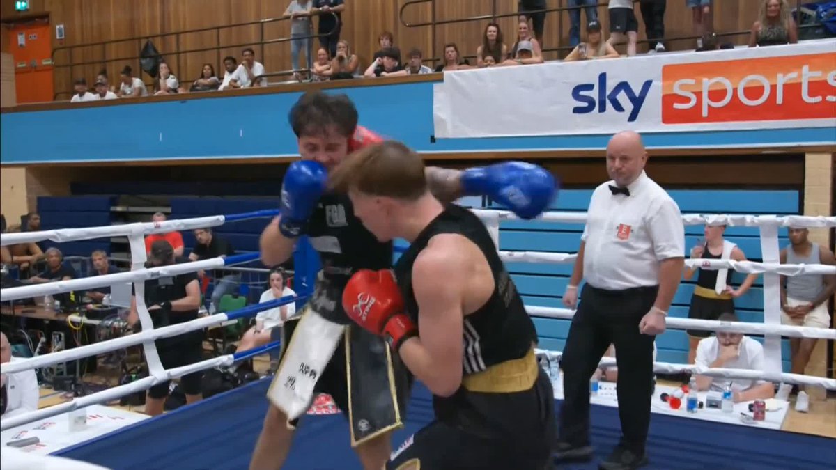 Both boxers going all out 🥊
