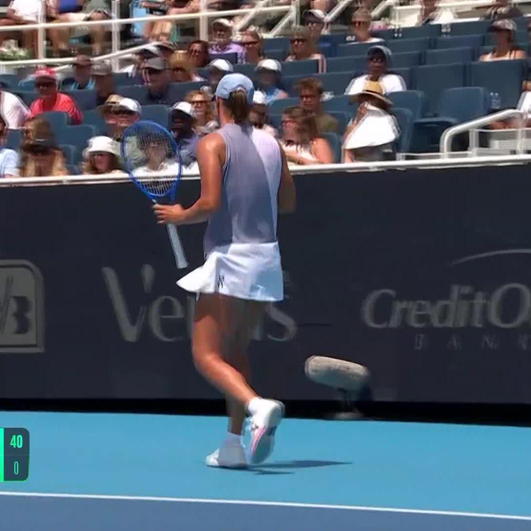 Iga Swiatek wins a fantastic point against Elena Rybakina in Cincinnati. Crisp movement. Crisp hitting.
