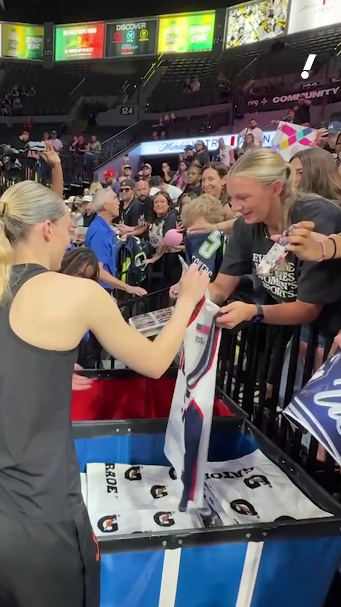 The moment Paige signs your jersey 🥹 This fan was emotional when Paige Bueckers signed her UConn jersey 👏