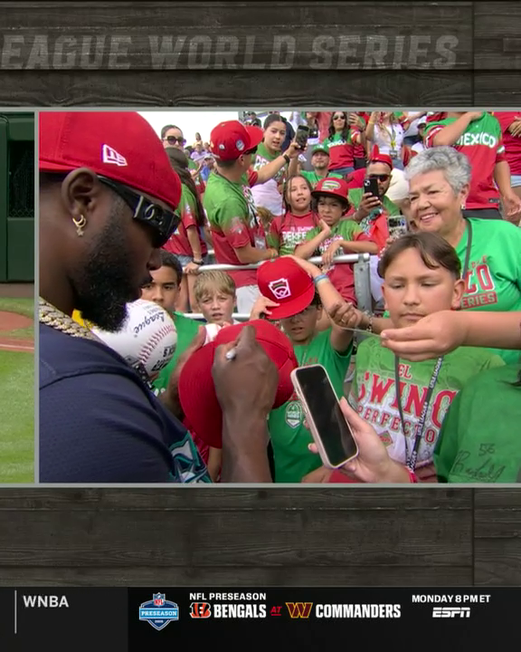 Randy Arozarena se detuvo a firmar autógrafos y tomarse fotos con la gente en la tribuna de Williamsport y con el equipo mexicano 🤩✍️.