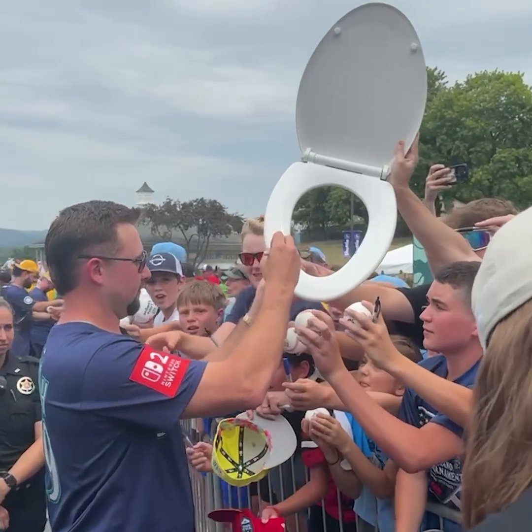 Home Run Derby champion Cal Raleigh AKA 'The Big Dumper' signed a toilet at the LLWS 😭