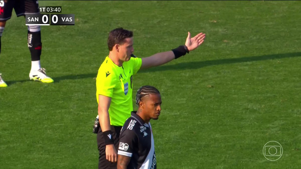LANCE PERIGOSO! Hugo Moura entra de sola e acaba pegando o rosto de Tiquinho Soares.