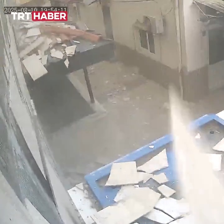 Balıkesir Sındırgı'da meydana gelen 6,1 büyüklüğündeki depremin yeni görüntüleri ortaya çıktı.