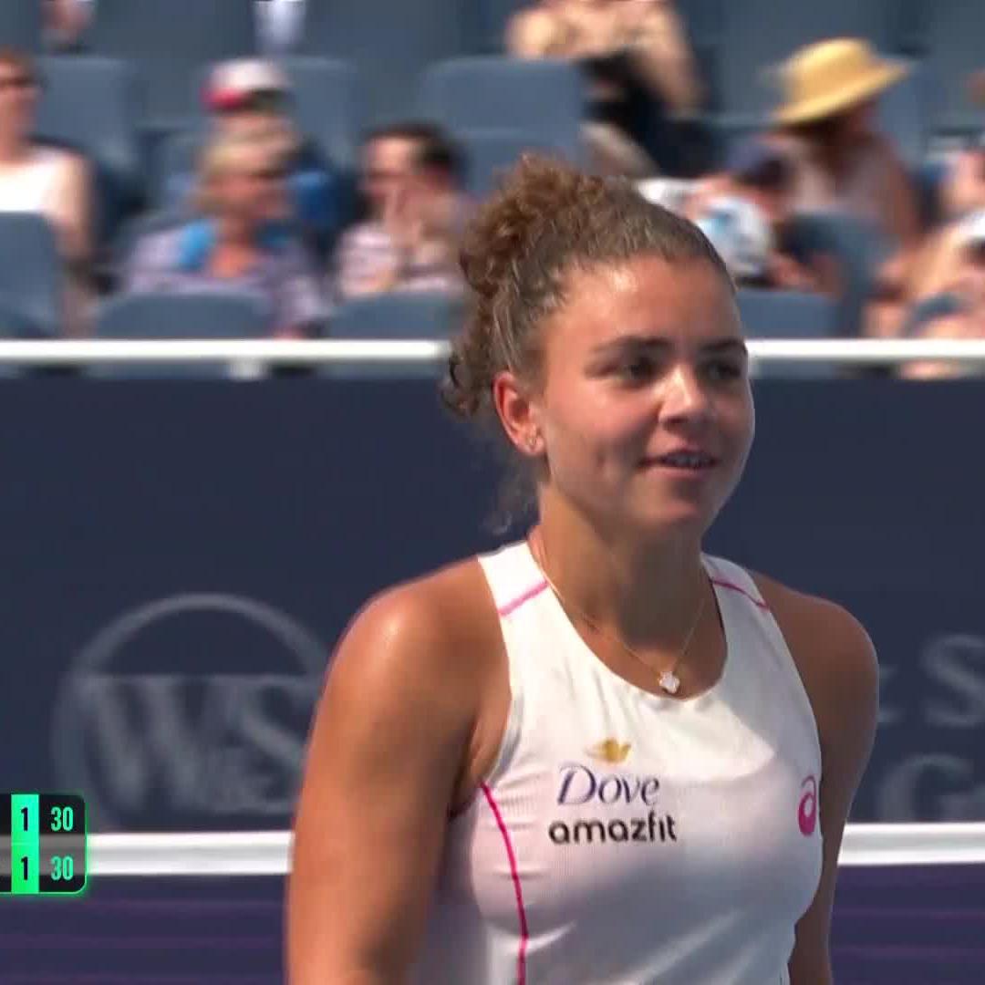 The magic wand of Jasmine Paolini 🤩 #CincyTennis