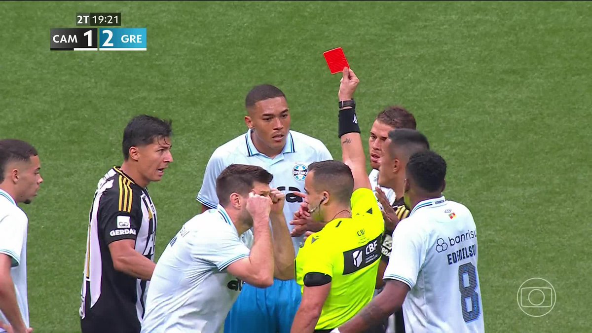 EXPULSO! Carlos Vinícius leva cartão vermelho por ter atingido Iván Román com o braço em disputa de bola. Grêmio com um a menos contra o Atlético-MG.
