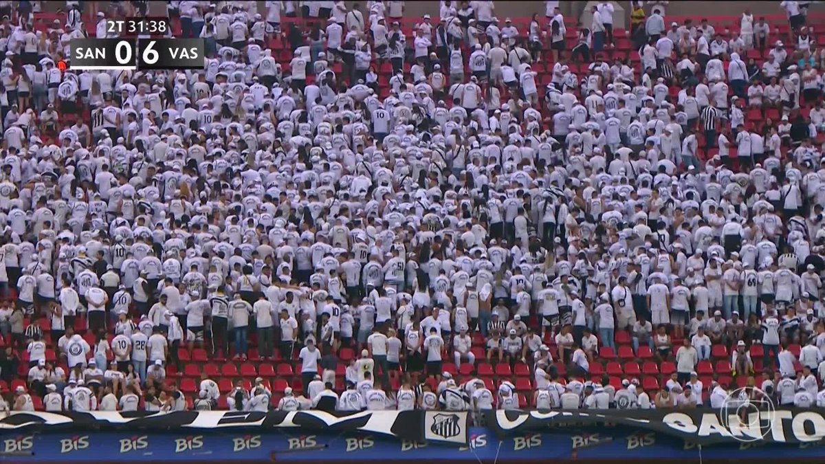 vai ficar na história, torcedores do santos de costas pro time levando uma surra de 6 gols do vasco com neymar em campo, que humilhação maravilhosa