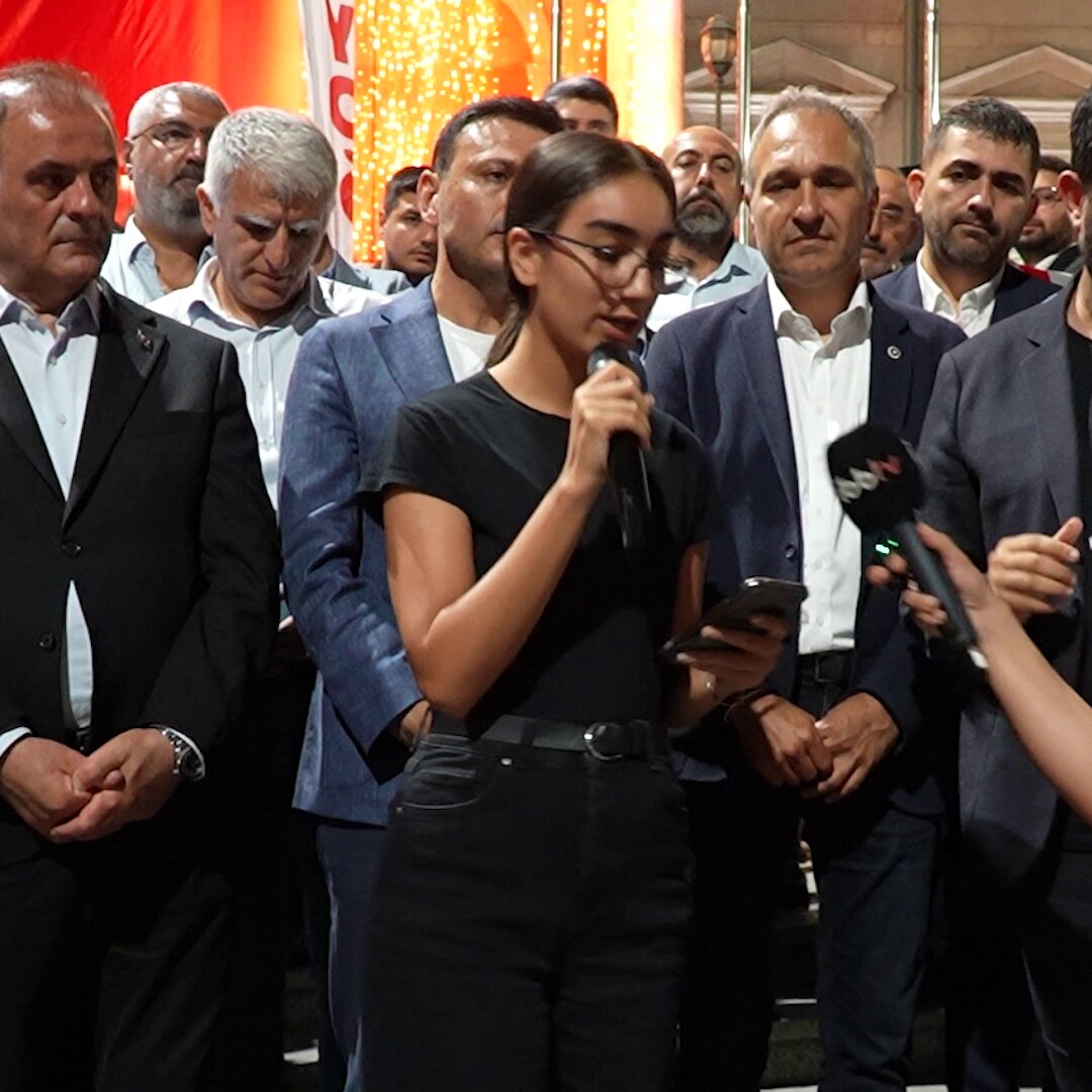 Ne çok yüreğe dokunmuşuz, ne fazla insan biriktirmişiz... Bugün Şişhane'de toplanan herkesin sevgisini, desteğini yürekten hissettim. Benim hakkım, eğitim hayatında yanında olduğumuz Zeynep Güven kardeşimize emanet. Benim hakkım, seçim başarımız için dua eden Ali Akyol kardeşime emanet. Benim hakkım, şehidimizin eşi Figen Kabacı hanımefendiye emanet. Benim hakkım, elini öptüğümde evlat gibi sarılan Zöhre Tuncel anneme emanet. Benim hakkım, emeklinin sesini sen duydun diyen Remziye Serin teyzeme emanet. Benim hakkım, irademe sahip çıkıyorum diyen cesaretiyle meydanda konuşan İmran Turna hanıma emanet. Benim hakkım, evlatlarına kreş yaptığımız, beslenme çantasını birlikte doldurduğumuz Şenay Uslu Kaşman'a emanet. Benim hakkım, kadın emeği pazarında sattığı ürünler ile evine ekmek götüren Meral Ünal ablama emanet. Benim hakkım, Beyoğlu'nu evi bilen, yuvası bilen, hiç tanışmasak da, komşusunu ailesinin bir ferdini savunur gibi savunan Arzu Akgöz'e emanet. Benim hakkım, Beyoğlu'na emanet.