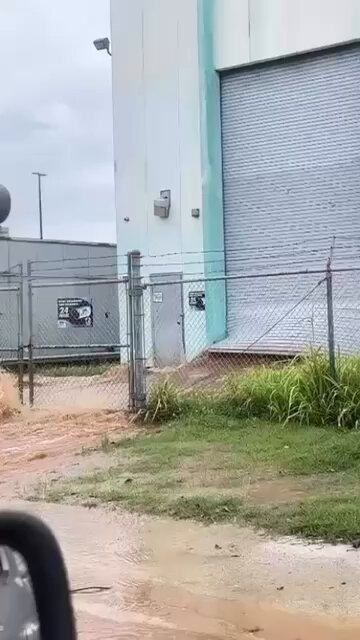 LLAMEN AL ZAR DEL AGUA PESQUERA - Lo que parece ser una estación de bombeo cerca a Los Filtros en Guaynabo está botando agua 💧 en cantidades industriales inundando zonas de un centro comercial nuevo y de urbanizaciones cerca al campo de golf de Río Bayamón