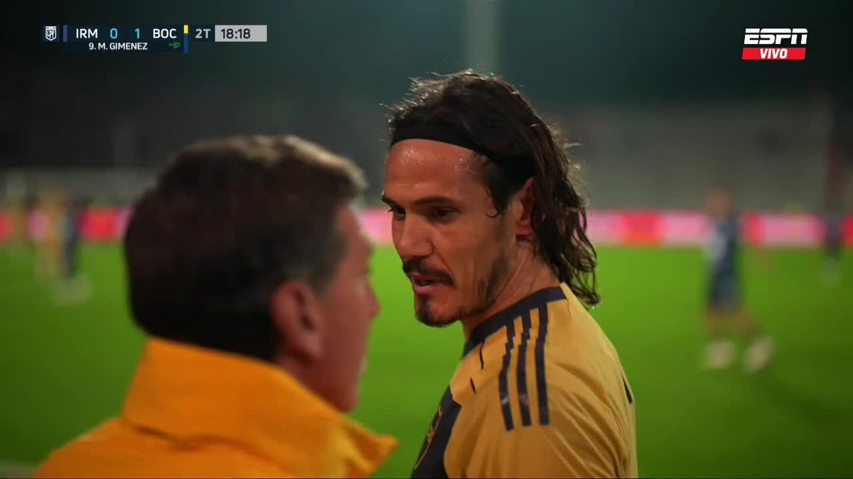 🔎Molesto, Edinson #Cavani sale de la cancha reemplazado por #Gimenez.