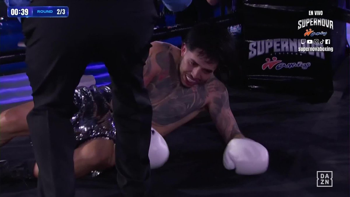 ¡DIRECTO A LA HABITACIÓN DE LOS SUEÑOS! 😴😴😴😴😴 WESTCOL acabó desplomado sobre la lona y pierde ante Mario Bautista 🔥🥊 #SupernovaStrikersAmigo