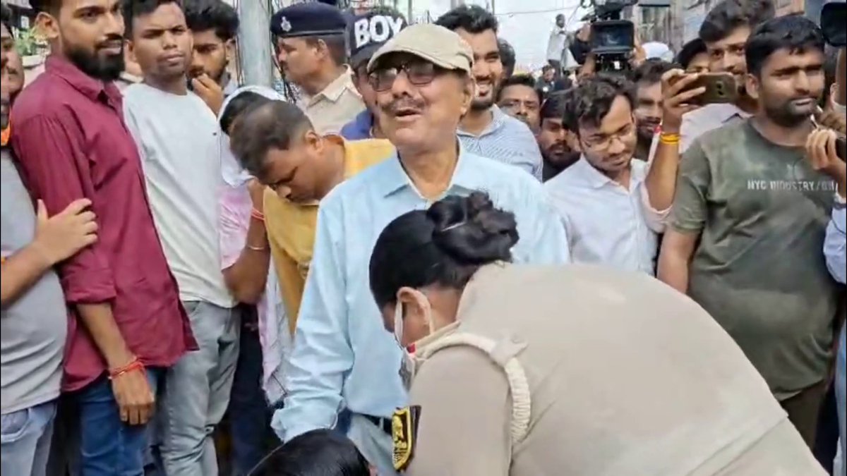 Patna: पांव पकड़कर मजिस्ट्रेट से अभ्यर्थी ने की गुजारिश.. मिलावा दीजिए CM से, हम गुहार लगाएंगे..
