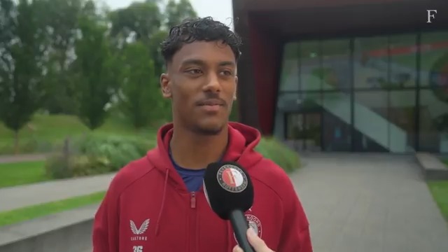 Jaden Slory over zijn officiële debuut voor Feyenoord: ‘Super bijzonder, dit is niet voor iedereen weggelegd’