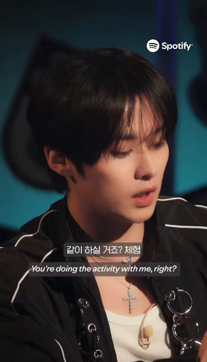 🐱 you’re doing the activity with me right? 🐿️ you…and me? 🐱 want to do it together? 🐖🐇 *typing* dating rumor 🐿️ i’d like to take a photo at the photozone 🐱 let’s take one together *points han* 🐿️ *points at leeknow and nods* 🥟 yeah go ahead *changes topic* DATING RUMOR 😭