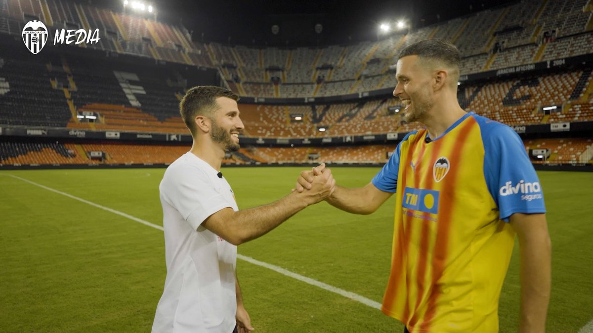 🦇 Dos grandes valencianistas 🫂 Dos buenos amigos 💪 Dos campeones Perxitaa y Jose Luis Gayà Peña charlaron sobre el césped de #Mestalla tras el debut liguero 🏟️ #ADNVCF