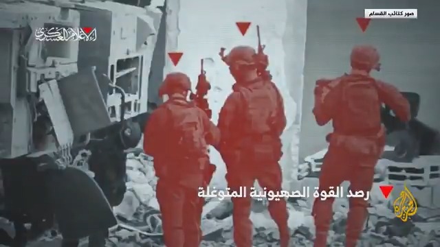 كتائب القسام تبث مشاهد لتفجير عبوتين ناسفتين في جرافة عسكرية وقوة إسرائيلية راجلة واستهداف المنطقة بقذائف الهاون في #جباليا البلد شمال قطاع #غزة #حرب_غزة #الأخبار