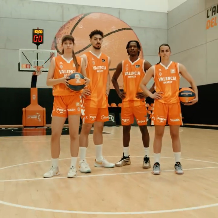 🧡 𝙋𝙍𝙄𝙈𝙀𝙍𝘼 𝙀𝙌𝙐𝙄𝙋𝘼𝘾𝙄𝙊́ La primera equipació d'una nova era junt a hummel ES-PT Cas 👉 Valencia Basket y hummel lanzan la primera equipación de una nueva era Val 👉 Valencia Basket i hummel llancen el primer equipament d'una nova era Eng 👉 Valencia Basket and hummel unveil the first kit of a new era 🛒 ¿Quieres tenerla YA?