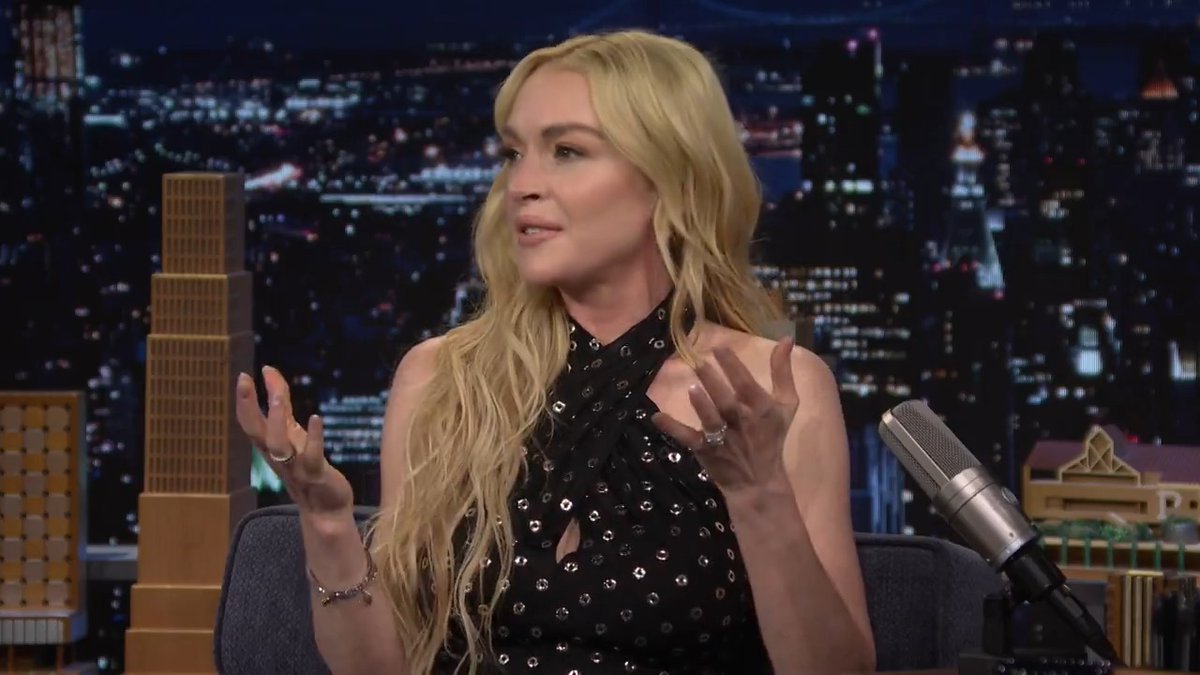 .Lindsay Lohan always seems to be playing three different roles in movies 🤣 #FallonTonight
