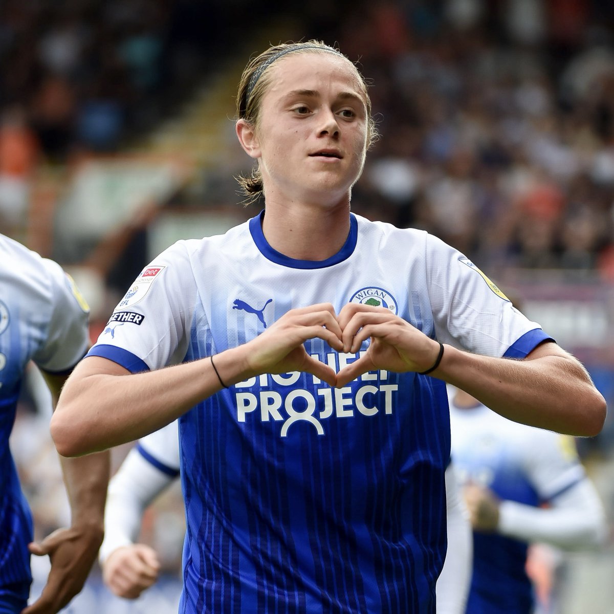 Late limbs at Luton Town, brought to you by Thelo Aasgaard. 🦵 😮💨 #wafc 🔵⚪️