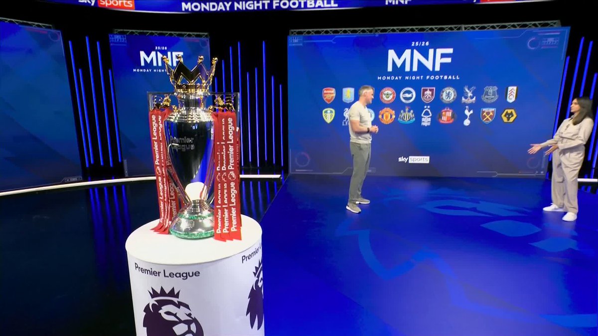 "No goalkeeper at that level should be like that" Jamie Carragher shares Gary Neville's opinion that Manchester United need a new goalkeeper 🔴