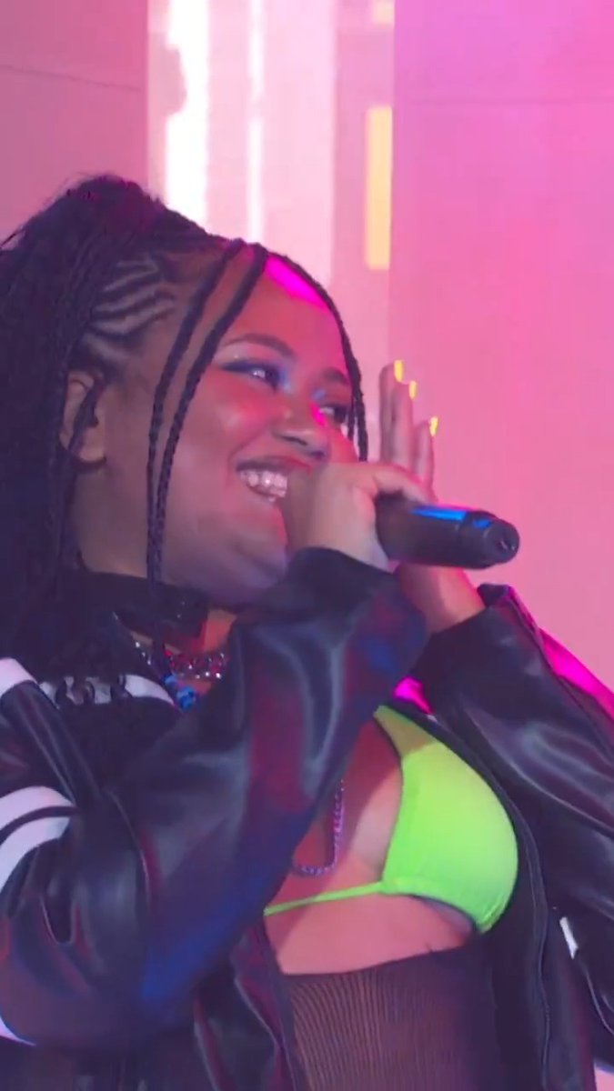 Just had to rewind, so that I can "Shake It To The Max (FLY)", thanks to first time #VMA nominee, MOLIY 🤭 Catch her FULL #MTVFreshOut performance here →