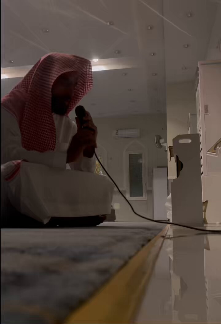 ( ولكن ينزل بقدر ما يشاء إنه بعباده خبير بصير ) أي : ولكن يرزقهم من الرزق ما يختاره مما فيه صلاحهم ، وهو أعلم بذلك فيغني من يستحق الغنى ، ويفقر من يستحق الفقر .ابن كثير #محسن_الدوسري