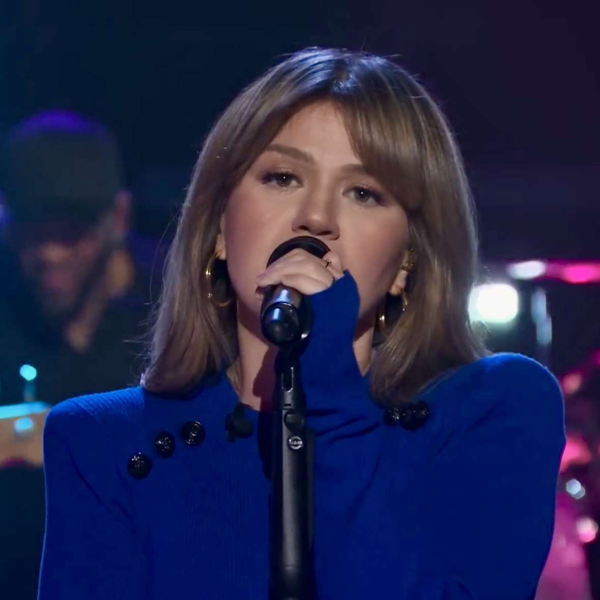 Throwback to when Kelly Clarkson sent the entire queer community straight to heaven with just ONE WINK 😭