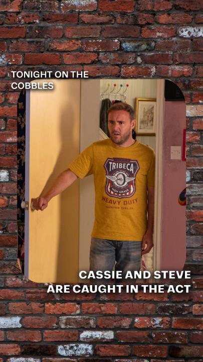You do NOT want to walk in on your mum doing THAT 😲😂 #Corrie