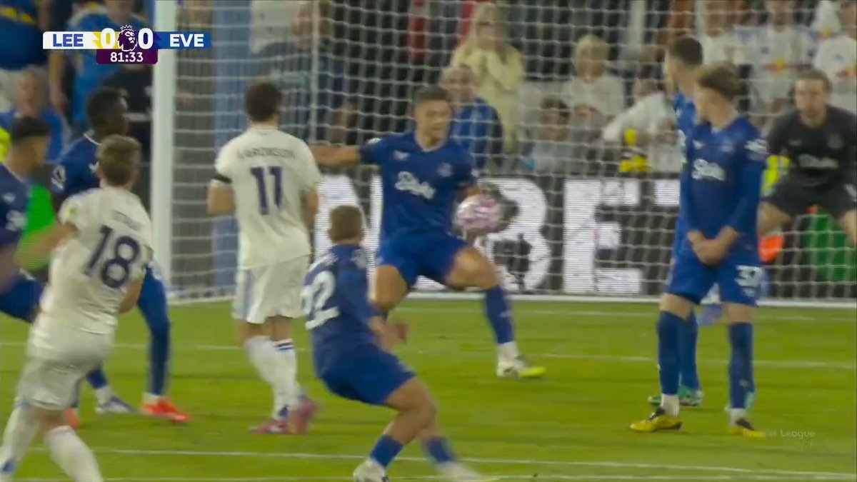Le pitan penal al Leeds por una supuesta mano de James Tarkowski, para ti fue penal, ¿Si o no?