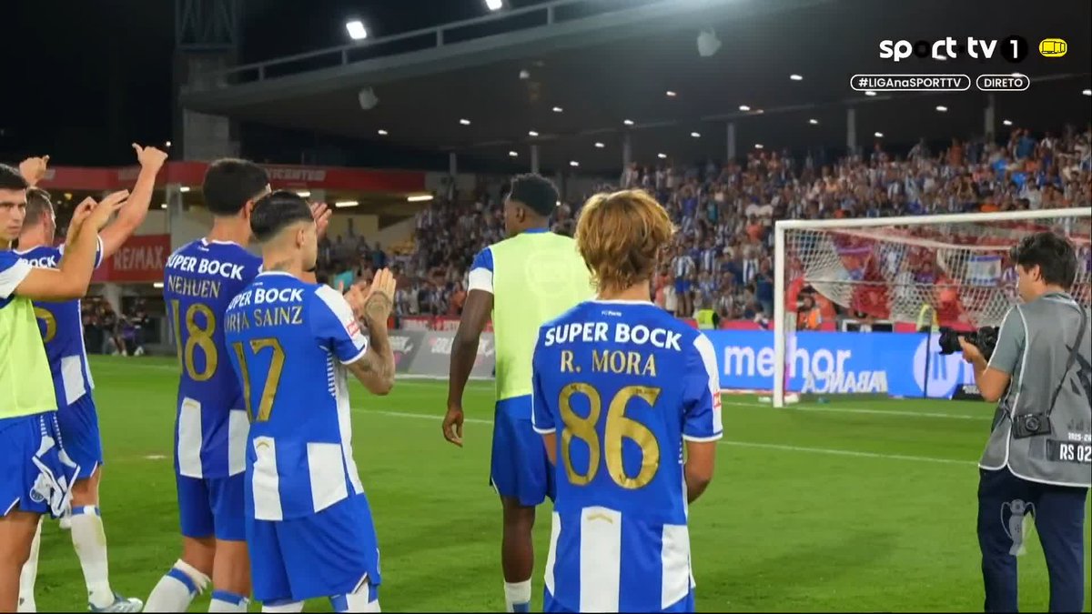 Impossível não notar o contraste face à época passada neste mesmo estádio. Então o cenário era de angústia e completa desunião entre equipa e adeptos. Hoje é de união e comunhão entre todos. É assim de terá de continuar. Vamos Porto! 💙