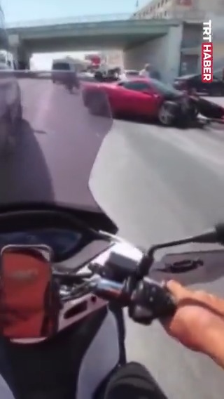 İstanbul Büyükçekmece’de bir usta, tamir ettiği 17 milyon liralık otomobille kaza yaptı.
