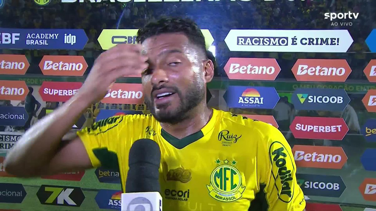 “A defesa toda do Cruzeiro tinha que tomar cartão amarelo por cera. Se fosse a gente fazendo, o árbitro daria cartão amarelo. O Cruzeiro não quer jogar, e o árbitro tem que tomar uma atitude.” 🎙️ Reinaldo, do Mirassol. 🎥 sportv | ge