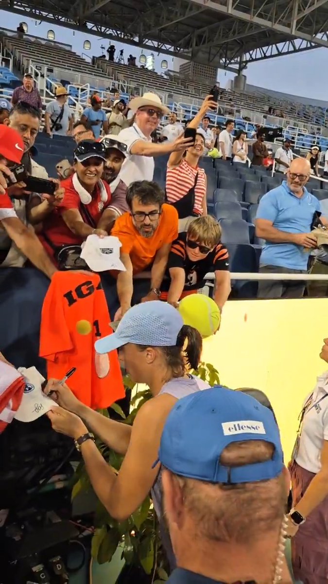 And still has time for the fans 🫶 Iga Świątek | wta