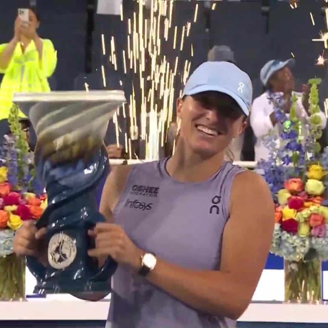 Iga Swiatek lifting her Cincinnati trophy with a smile. 🥹 The first Polish player in the Open Era to win a Cincinnati singles title. Always making history. 🇵🇱❤️